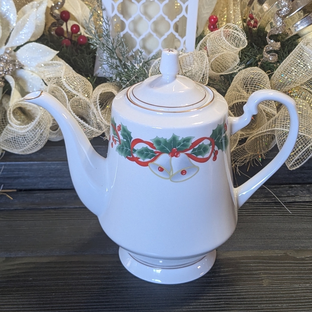 ROYAL MAJESTIC FINE CHINA NOEL 8401 TEA KETTLE COFFEE POT EUC